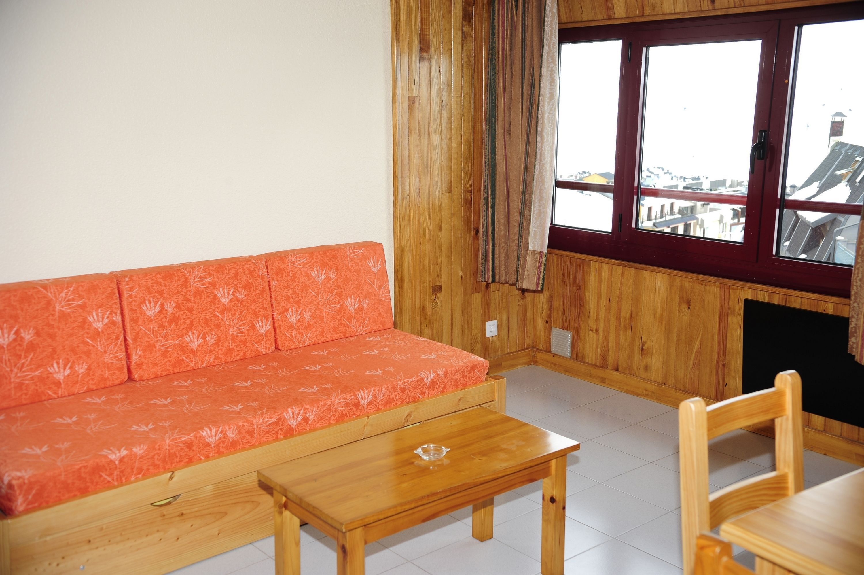 Tabla de planchar con plancha y ropa de cama 