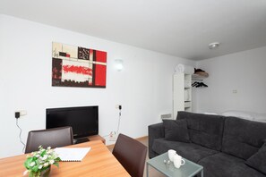 Studio (4 pax) | Woonkamer | Een televisie