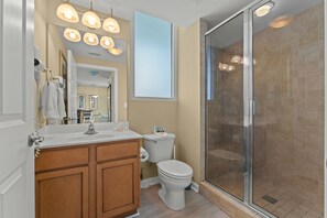 公寓式客房, 2 间卧室 (1902) | 浴室 | 独立的浴缸和淋浴、吹风机、毛巾