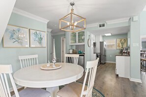 Apartment | Essbereich im Zimmer