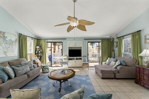 Condo, 3 habitaciones | Área de sala de estar | Televisión