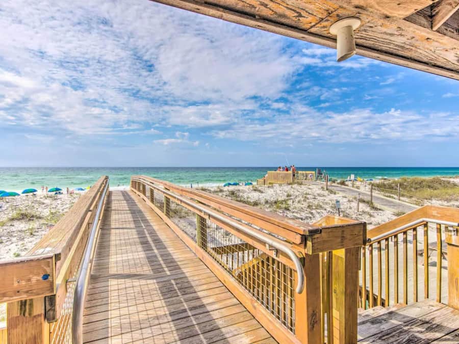 Nær stranden og hvit sand