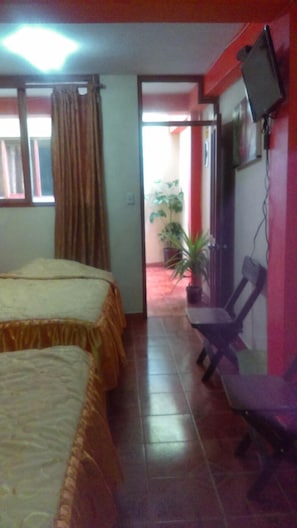 Triple Room | Desk, free WiFi