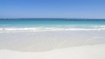 På stranden og hvit sand