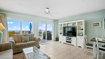 Condo, 2 quartos, vista para o mar (3) | Área de estar | TV de tela plana