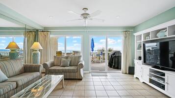 Condo, 2 quartos, vista para o mar (3) | Área de estar | TV de tela plana