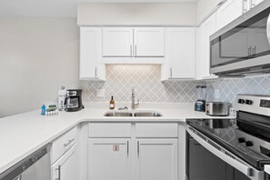 Condo, 2 Bedrooms (H5) | Private kitchen