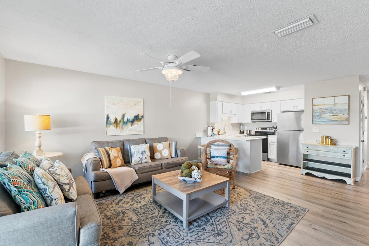 Condo, 2 Bedrooms (H5) | Living area | TV