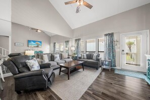 Condo, 2 Bedrooms (B5) | Living area