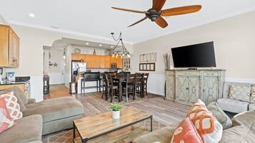 Casa geminada, 4 quartos (Townhome B) | Área de estar | TV de tela plana
