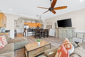 Casa adosada, 4 habitaciones (Townhome B) | Zona de estar | Una televisión de pantalla plana