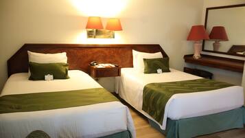 Zimmersafe, Schreibtisch, laptopgeeigneter Arbeitsplatz