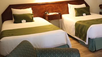 Habitación doble Premier, 2 camas matrimoniales | Caja de seguridad en la habitación y escritorio