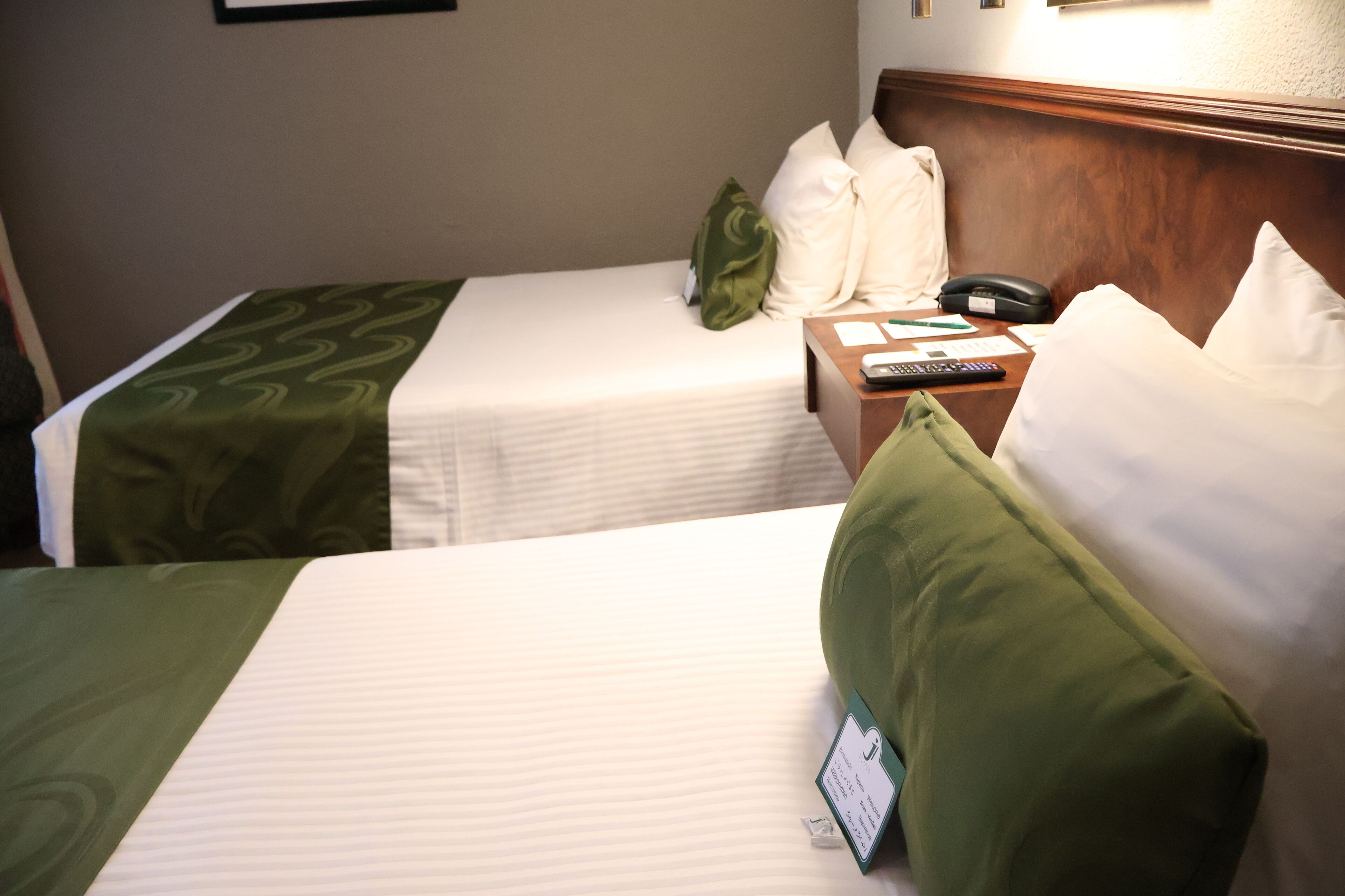 Caja de seguridad en la habitación y escritorio 