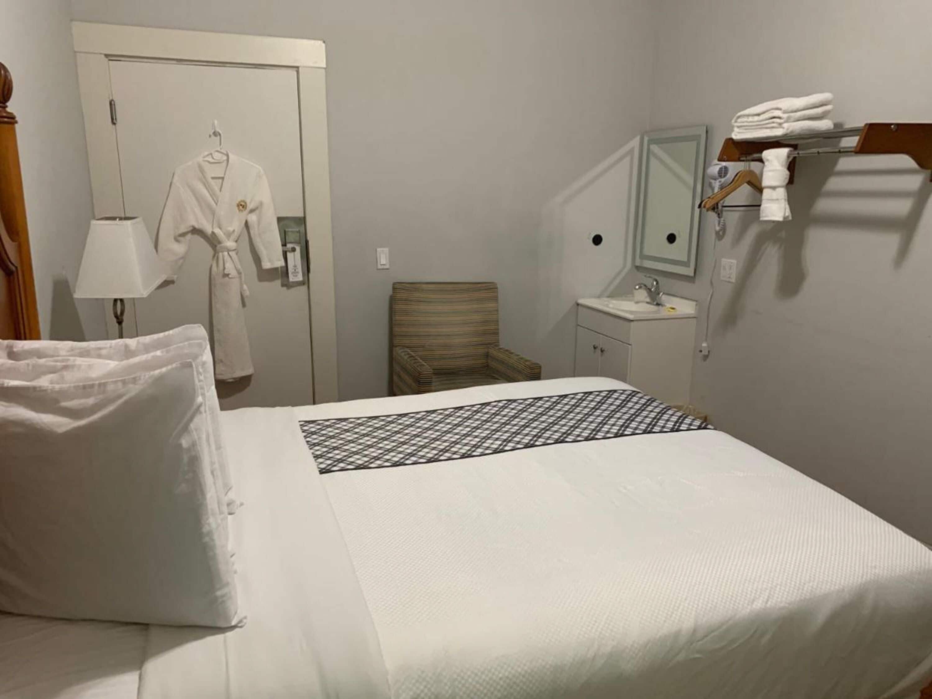 مكتب وتجهيزات عازلة للصوت ومكواة/لوح كي وواي فاي مجانًا