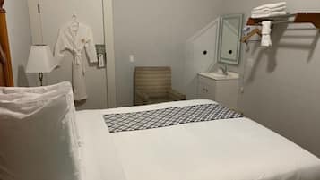 Chambre Standard, 1 grand lit, salle de bains commune