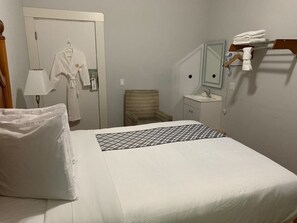 Escritorio, sistema de insonorización y tabla de planchar con plancha