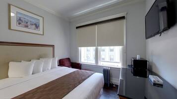 Deluxe Room, 1 King Bed, Private Bathroom | Desk, soundproofing, iron/ironing board, free WiFi
