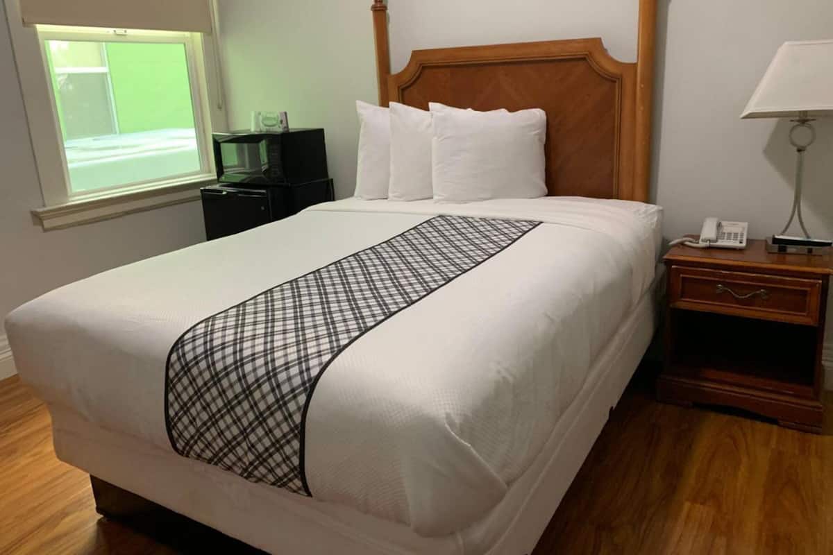 Rom – standard, 1 queensize-seng, delt bad | Skrivebord, lydisolert, strykejern/-brett og wi-fi (inkludert)
