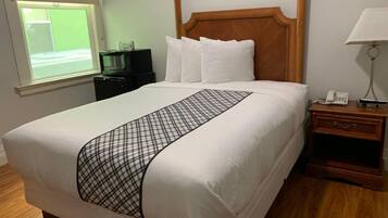 Standard Room, 1 Queen Bed, Shared Bathroom | Desk, soundproofing, iron/ironing board, free WiFi