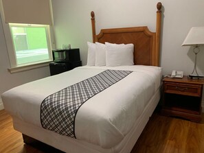 Standard Room, 1 Queen Bed, Shared Bathroom | Desk, soundproofing, iron/ironing board, free WiFi