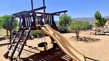 Zona de juegos infantil al aire libre