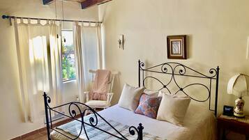 Kamar Single Basic, 1 Tempat Tidur Queen | Brankas, meja kerja, setrika/meja setrika, dan Wi-Fi gratis