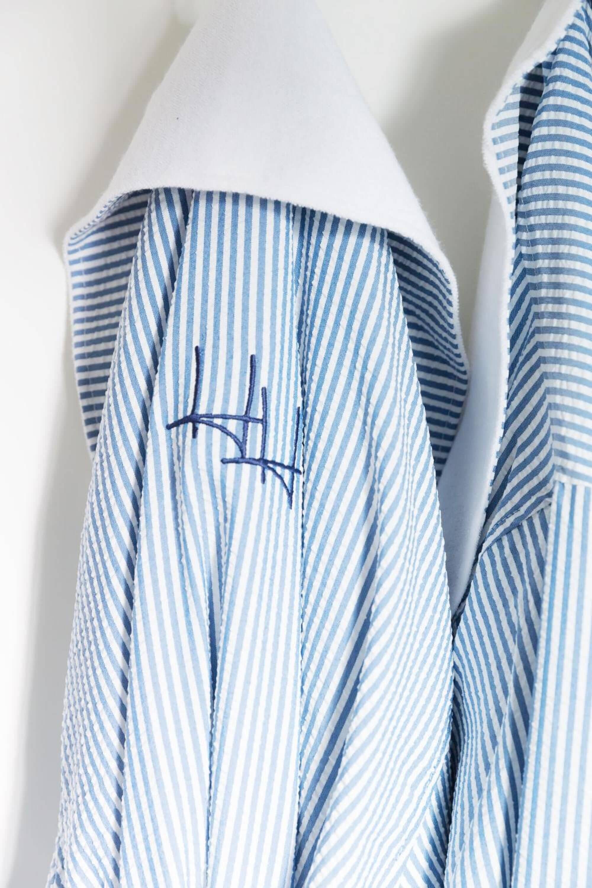 Una camisa a rayas con cuello y botones delanteros.