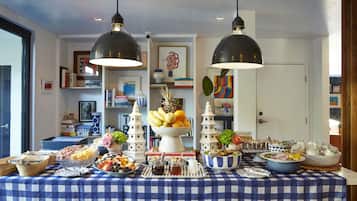 Bữa sáng buffet hàng ngày (20 USD/mỗi người)