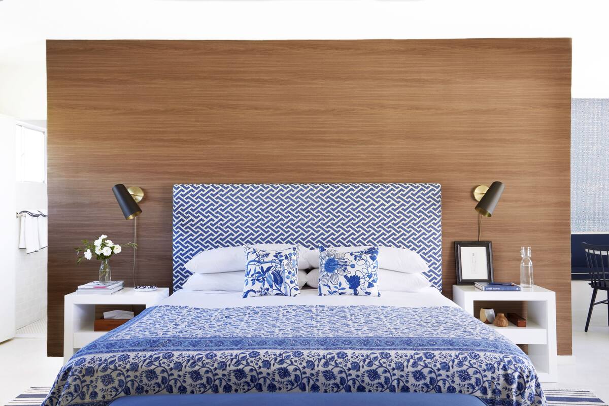 Minibar, tabla de planchar con plancha y ropa de cama