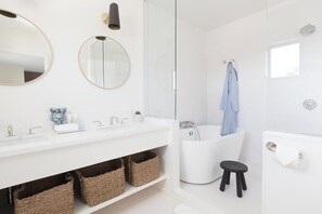 Dusche, kostenlose Toilettenartikel, Handtücher