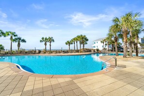 Hồ bơi ngoài trời, hồ bơi nước nóng, ghế dài tắm nắng 