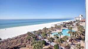 Un resort con vista a la playa, piscina y estacionamiento.