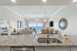 Condo, 3 habitaciones, vista al océano, frente al mar | Cocina privada | Refrigerador, microondas, horno y parrilla de estufa 