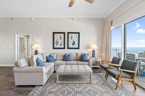 Condo, 3 phòng ngủ, quang cảnh biển, sát bãi biển | Khu phòng khách | TV 