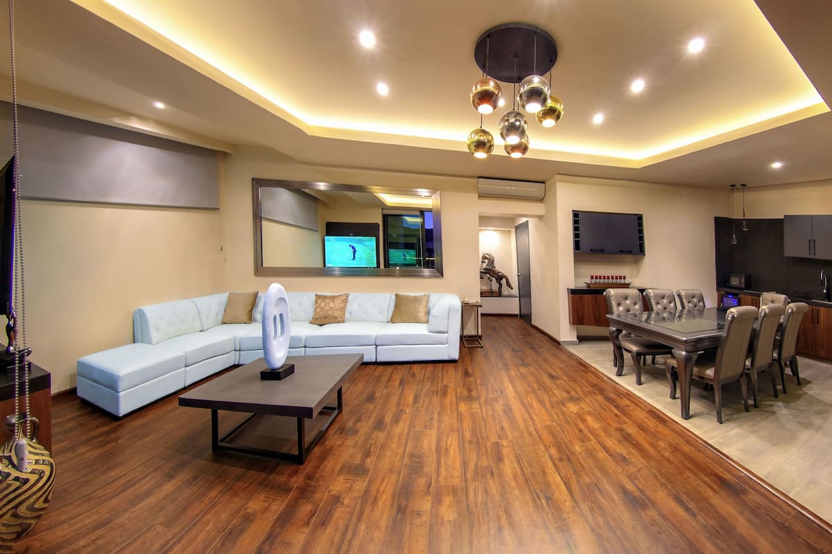 Presidential Suite, 1 Bedroom | Peti besi dalam bilik, seterika/papan seterika, Wi-fi percuma 