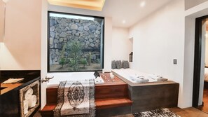 Presidential-sviitti, 1 makuuhuone | Kylpyhuone | Suihku, ilmaiset hygieniatuotteet, hiustenkuivaaja, kylpytakit