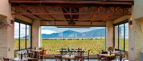 Serveert ontbijt, lunch, diner, regionale gerechten