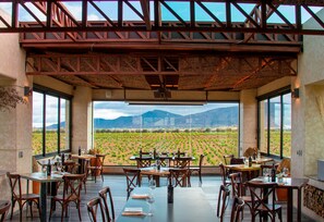 Aamiainen, lounas ja illallinen; paikallinen keittiö