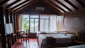 Triple Room | Minibar, desk, free WiFi, bed sheets
