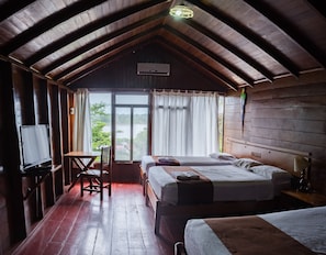 Quarto triplo | Frigobar, escrivaninha, Wi-Fi de cortesia, roupa de cama