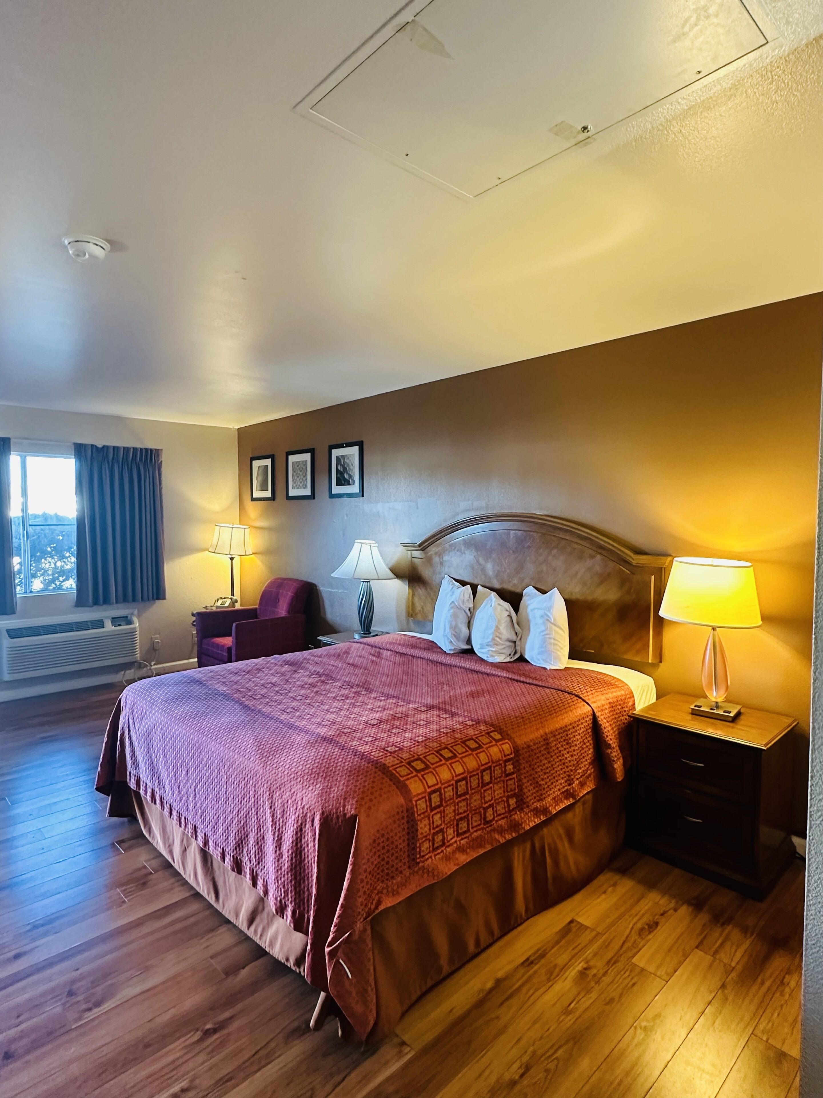 Työpöytä, pimennysverhot, ilmainen Wi-Fi, vuodevaatteet