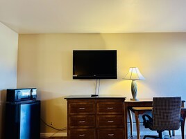 Escrivaninha, cortinas blackout, Wi-Fi de cortesia, roupa de cama