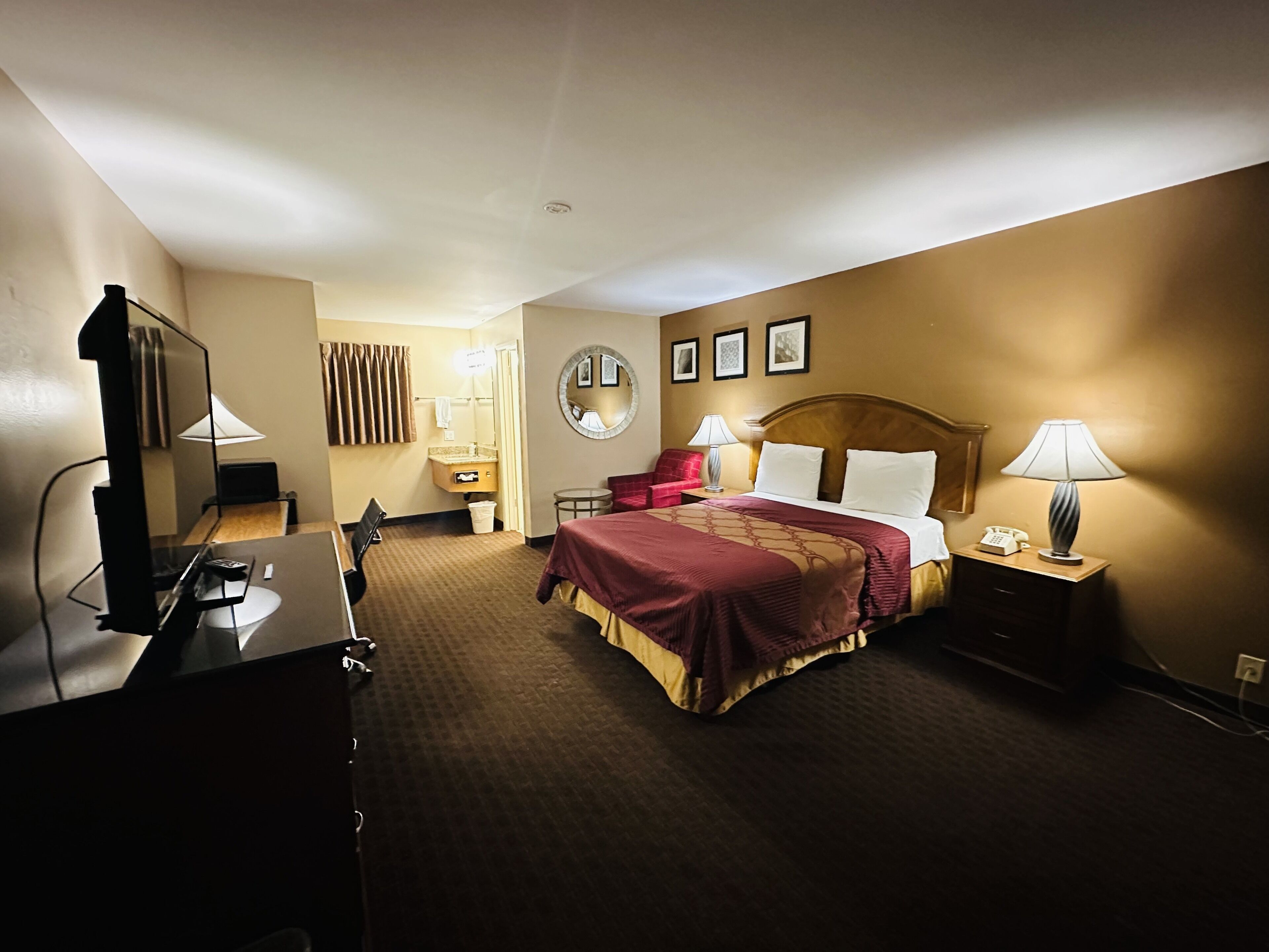 Habitación estándar, 1 cama Queen size, para no fumadores | Escritorio, cortinas blackout, wifi gratis y ropa de cama 