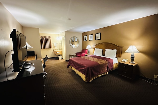 Standard Room, 1 Queen Bed, Non Smoking | Desk, blackout drapes, WiFi (free), bed sheets