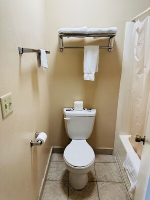 Combined shower/tub, towels - Franciscan Inn (Vista)