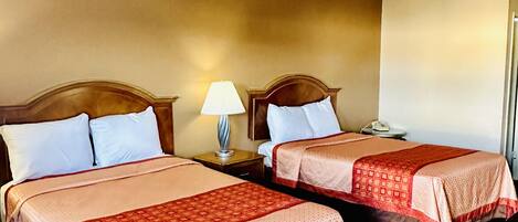 Standardzimmer, 2 Doppelbetten | Schreibtisch, Verdunkelungsvorhänge, kostenloses WLAN, Bettwäsche