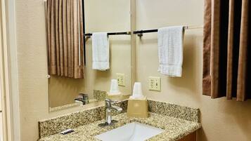 Combined shower/tub, towels