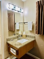 Bañera con ducha, toallas