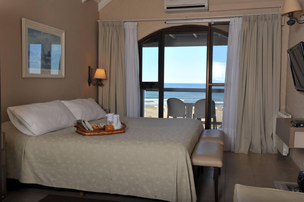 In-room safe, blackout drapes, WiFi (free)
